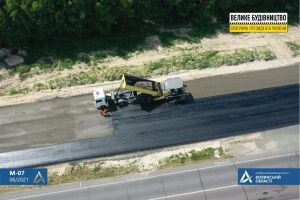 Реконструкція «варшавки»: на волинській трасі в дві смуги стелять нове дорожнє покриття (Фото)