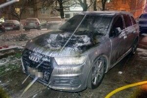 Цієї ночі у Рівному підпалили кросовер 