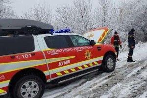  На Рівненщині маршрутка з пасажирами на слизькій дорозі з’їхала у кювет (Фото)