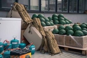 Бронежилети, шоломи, морозильні камери і переноски для гранатометників – Порошенко показав черговий вантаж для фронту (Відео)