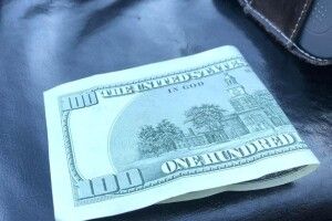 Житель Рівненщини бив жінку і намагався дати хабаря поліцейським