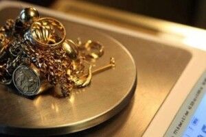 Рівнянка здала золоті прикраси родички, щоб погасити власні борги