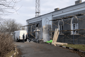 Сім'я волинян обклеїла пінопластом пам'ятку архітектури. Що робить влада