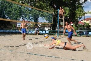 В Ужгороді провели благодійний турнір з пляжного волейболу (Фото)