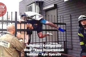 У Києві чоловік застряг на металевому паркані