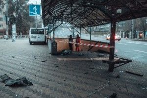 Легковик зніс зупинку громадського транспорту і влетів у підземний перехід 