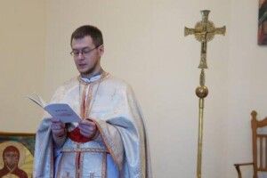 Білоруського священника затримали за наклейку «Україно, вибач»
