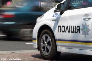 У Рівному 12-річна хуліганка видерлася на поліцейську автівку