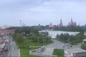 Біля Кремля у небо запустили прапор України (Відео)