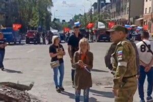 «Свято на кістках»: окупанти влаштували екскурсію у зруйнованому драмтеатрі Маріуполя (Фото, відео)
