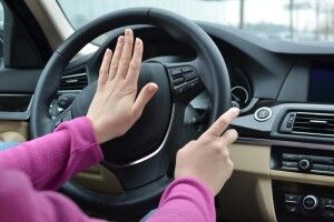 Дівчина за кермом авто переплутала педалі і збила жінку
