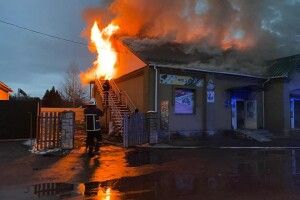 У Клевані на Рівненщині червоний півень атакував магазин веломотозапчастин (Фото)