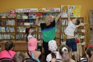 У Луцьку школярі в бібліотеці познайомилися зі слоном на ім'я Ґудзик (фото)