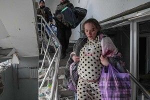 «Загиблих ховають у братських могилах, люди п'ють із калюж»: як нині виживає Маріуполь (Фото 18+)