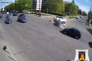Показали відео ДТП, у якому від удару автівку перекинуло на бік (Відео)