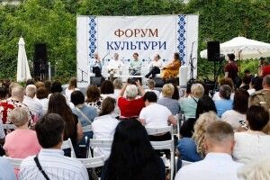 Порошенко у Львові: українці мають усвідомити глобальну силу своєї культури