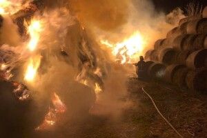 На одному з підприємств Горохівщини горіли тюки зі соломою. Повідомили причину (Відео)