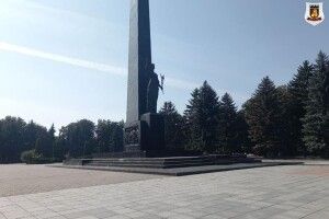 У Луцьку муніципальні вартові не дають молоді кататись біля Вічного вогню