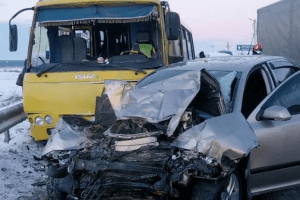 Під Львовом легковик зіткнувся з автобусом: є жертва, шестеро постраждалих (Фото, відео)
