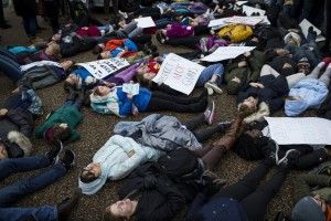 Під Білим домом влаштували «лежачий протест»