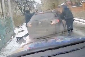 Близько 100 метрів порушник протягнув патрульного, затиснувши його руку вікном (Відео) 