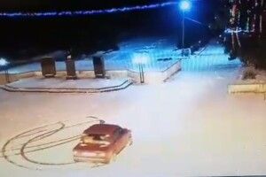 Автокатання влаштував на центральній площі Іванич водій (Відео)