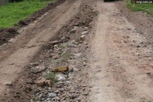 Дорога, як переоране поле: у Новолинську одна з вулиць після дощів стає замуленою річкою(ВІДЕО)