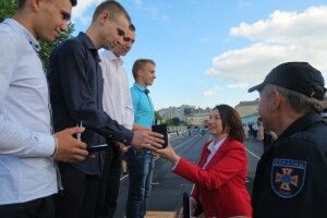 Нагородили студентів, які врятували людину в поїзді