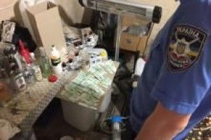 Алкоголь відомих брендів розливали у луцькому гаражі