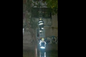 У Луцькі на Волині рятувальники через балкон діставалися до помешкання на 3-му поверсі, де замкнулося маля