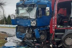 Вантажівка з Рівненщини протаранила фуру на Львівщині (Фото)