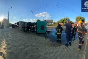 Повідомили, чи був тверезим водій вантажівки із зерном, яка перекинулась в Луцьку