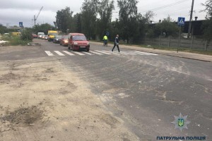 Рівненські патрульні покарали посадовця через брудну дорогу