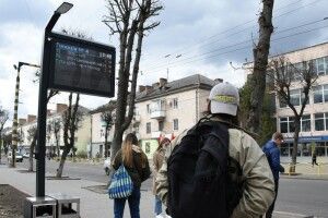 У Луцьку на зупинках громадського транспорту встановили інформаційні табло (Фото)
