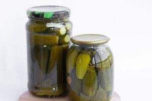 Їла огірки: у Рівному в жінки діагностували ботулізм