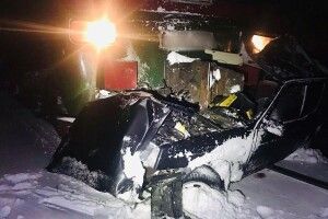 Виїхав на «червоне»: потяг протаранив автівку, є загиблі (Фото)