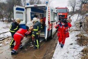 Через бездоріжжя рятувальники несли хворого понад два кілометри (Фото)