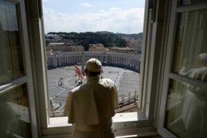Папа Римський молився і плакав у порожньому храмі