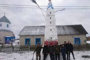 Жителі волинських сіл один поперед одного ліплять рекордних сніговиків (Фото)