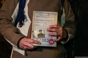 Вийшов новий наклад книжки про Стуса, яку заборонив Медведчук: книги пакують для відправки в магазини та покупцям