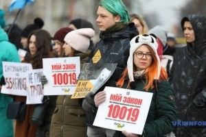 Українців закликали зняти шуби назавжди 