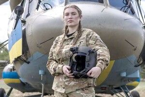 «Кажу, що працюю офіціанткою, навіщо всім знати, що я – пілот вертольота?»