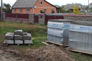 У Любешові вкрали нові бордюри