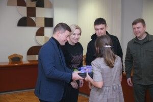 На Рівненщині діти-сироти з прифронтових районів отримали ноутбуки