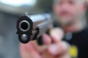 На Волині посеред вулиці чоловік погрожував пістолетом, вимагаючи гроші