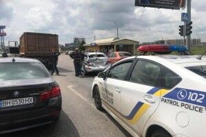 Одесит пожертвував своїм легковиком, аби зупинити КамАЗ, що мчав на жінку з дитячим возиком