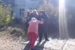 Збила вагітну собаку й намагалася сховатися: перехожі жорстко покарали жінку (Фото)