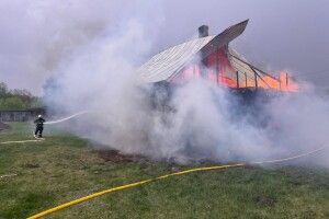 На Ковельщині загорілась велика господарська будівля