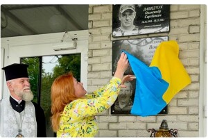 Волинянин повернувся в рідну школу на мармуровій плиті