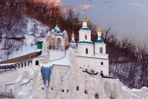 Росія бомбардувала Святогірську Лавру. Невже там і сьогодні вранці молитимуться ще за Кіріла? (Фото)